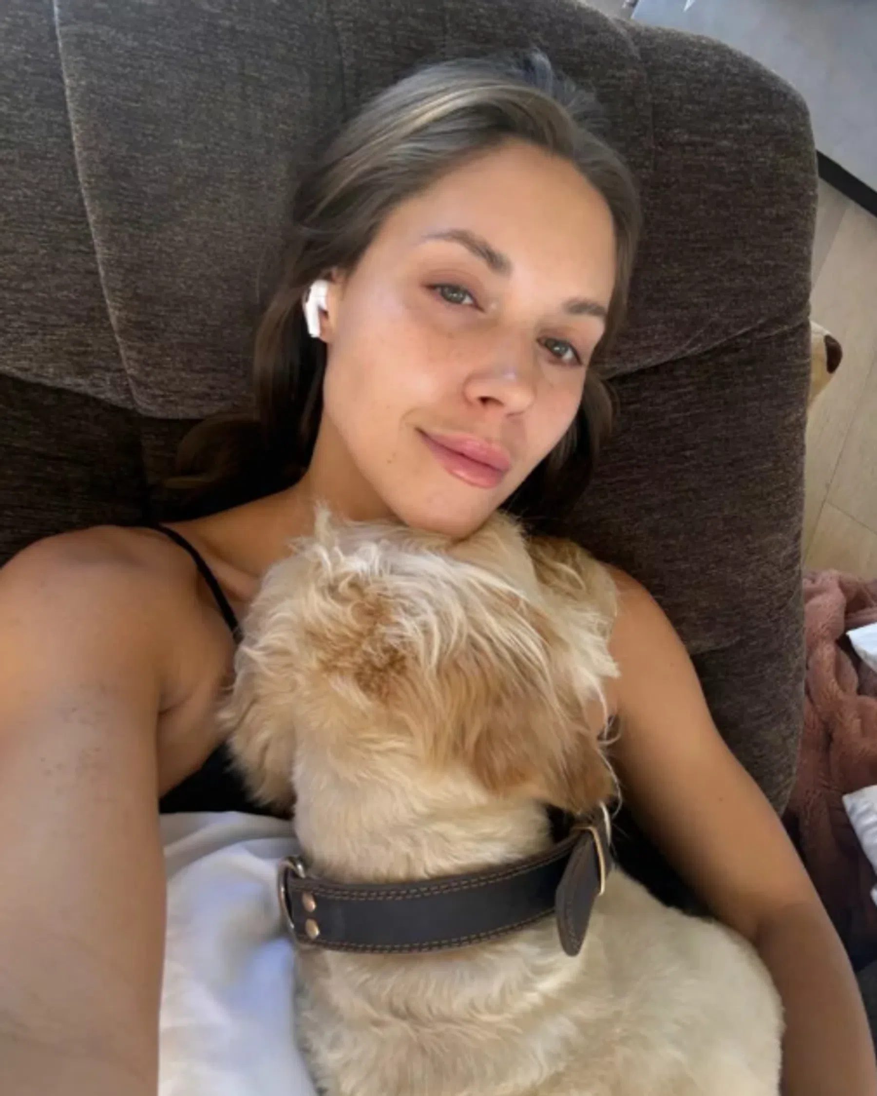 Kelsey Wells met hond